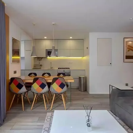 Bright T2 With 35 M2 Terrace, 2bed And 2bath And Fast Internet! Appartement