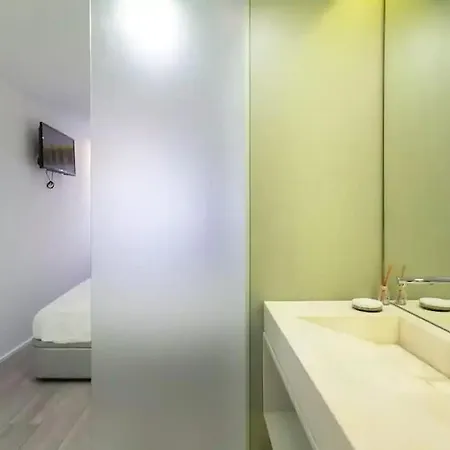 Bright T2 With 35 M2 Terrace, 2bed And 2bath And Fast Internet! *
